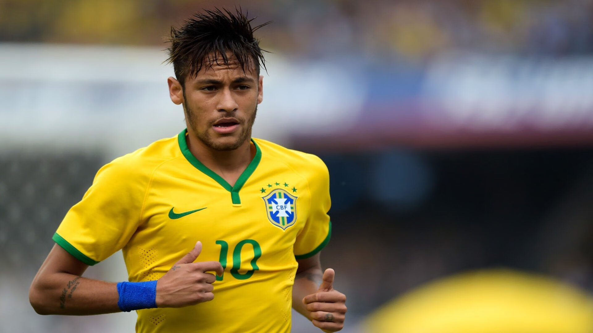 球迷见面会现场热情高涨加强俱乐部与粉丝联系，足球球迷见面会英文作文